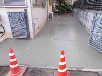 玄関ドアとタイルを変えてスタイリッシュな玄関まわりに 玄関ドアとタイルを変えてスタイリッシュな玄関まわりに